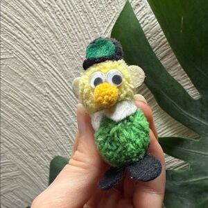 Vintage 1980 st pattys day leprechaun pin button jewelry